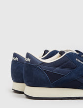 Load image into Gallery viewer, Reebok Classic Nylon (AR1232) - Collegiate Navy/Antique
